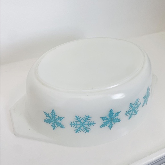 Pyrex casserole dish / 1950s - 1960s / Turquoise snowflake / 043 / 1 1/2 qt - Picture 6 of 6
